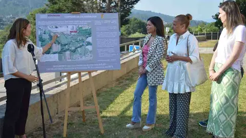 A alcaldesa de Mos, Nidia Arévalo, la presidenta da Deputación, Carmela Silva (esq.), e a deputada Victoria Alonso (dta.).