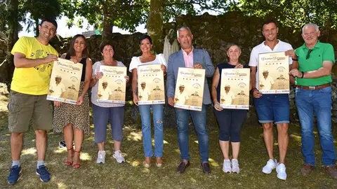 O Secretario Xeral estivo acompañado pola alcaldesa, Nidia Arévalo, a concelleira de Cultura e Turismo, Sara Cebreiro, e membros da Comisión de Festas da Virxe das Neves de Herville.