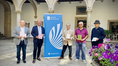 Nesta presentación, celebrada no Pazo de San Roque, acompañáronos o crítico literario Armando Requeixo, quen conduciu o acto, Francisco Fernández, profesor e académico da lingua galega, e Ramón Lorenzo, profesor e investigador do Instituto da Lingua Galega (ILG).