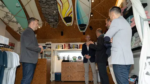 O vicepresidente primeiro e conselleiro de Economía, Industria e Innovación, Francisco Conde, visitou hoxe as instalacións de Raz SurfCamp na praia de Razo, en Carballo.