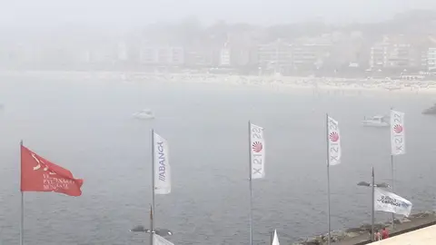 Una densa niebla cubría Sanxenxo.