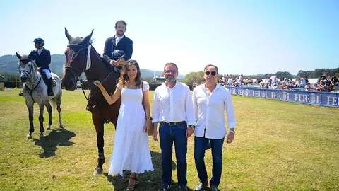 El triunfador-do-Gran-Premio-Cidade-de-Ferrol-co-alcalde-Ángel-Mato-Paloma-Lago-e-o-presidente-do-comité-organizador-de-Equiocio-Ricardo-Pérez-Lama