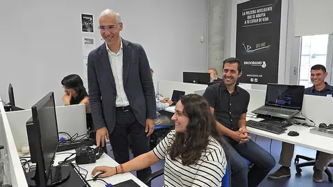 El vicepresidente primero y conselleiro de Economía, Industria e Innovación, Francisco Conde, visitó esta mañana en San Cibrao das Viñas Coinscrap Finance.