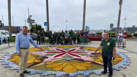 El alcalde de Sanxenxo, Telmo Martín, y el presidente de los alfombristas, Miguel A. García Correa.