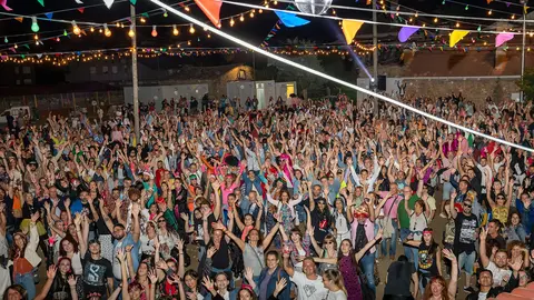 El público en el recinto amurallado de Salvaterra.