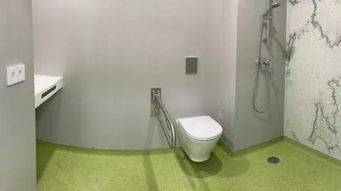 Los lavabos estarán equipados con ducha, barra de apoyo, cadera, espejo mural, inodoro y lavabo hechos con materia prima de nueva generación ‘Solid Surface', más continua y homogénea que la loza habitual.