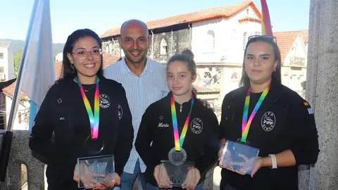 Sara, Tania e Marta co alcalde porriñés, Alejandro Lorenzo.