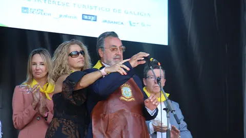 Miguel Carballeda Piñeiro, director general da Once é 
 achegado o micrófono pola súa esposa para comezar o pregón. ROBERTO LEDO.