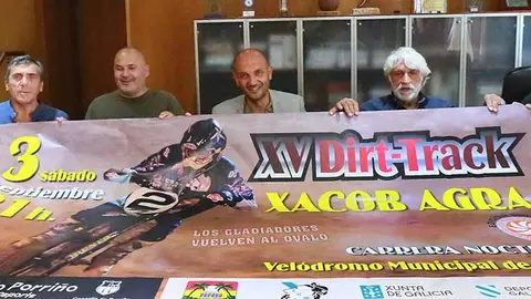 Lorenzo acompañado polo presidente do Moto Club Papaya, Joaquín Agra, o piloto local, Xacob Agra, o concelleiro de Deportes, Abel Estévez,  e o técnico de deportes do Concello do Porriño, Julio Bernárdez.