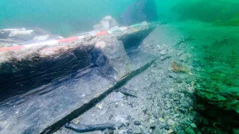 la embarcación entre los años 1050 y 1260 y que sería utilizada para cruzar la ría en lugar de rodear hasta Vegadeo ante la ausencia de puentes.