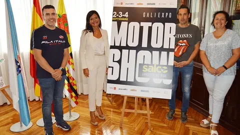 A alcaldesa e a concelleira xunto co organizador.