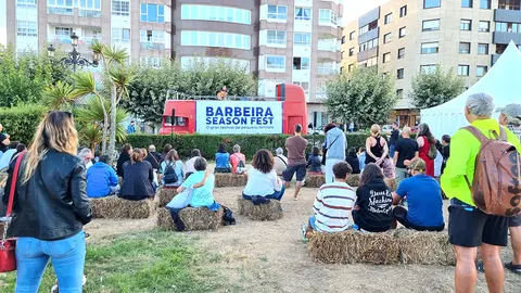 Pablo Novoa, Amaro Ferreiro, Wöyza y Uxía fueron los encargados de abrir el evento con una actuación desde el balcón del Hotel Bayona.