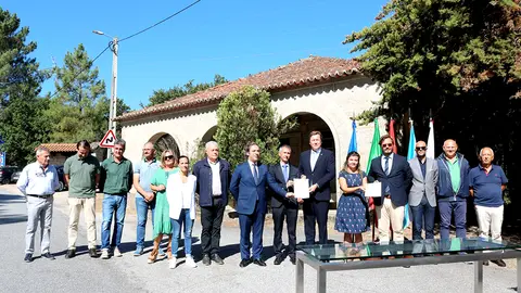 Os autarcas solicitam que a concretização da ligação do IC28 à fronteira da Madalena e a Celanova seja realizada com brevidade.