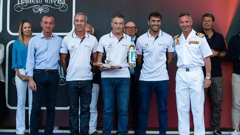 Javier Bandera y parte de su tripulación recogieron el premio al mejor barco. LALO R. VILLAR.