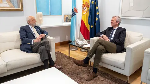 O presidente da Xunta, Alfonso Rueda, se reúne con el director do Instituto de Estudios Gallegos Padre Sarmiento, Eduardo Pardo de Guevara, en su despacho de Edificio Administrativo de San Caetano. Santiago de Compostela.