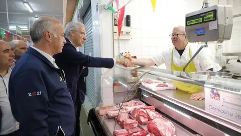 El vicepresidente primero y conselleiro de Economía, Industria e Innovación, Francisco Conde, informó del nuevo programa, dotado con 870.000 euros, en una visita al mercado de Vilanova de Arousa.