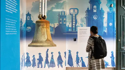 Organizada por la Xunta y La Fundación y comisariada por Manuel Gago, la muestra exhibe piezas históricas y valiosa documentación.