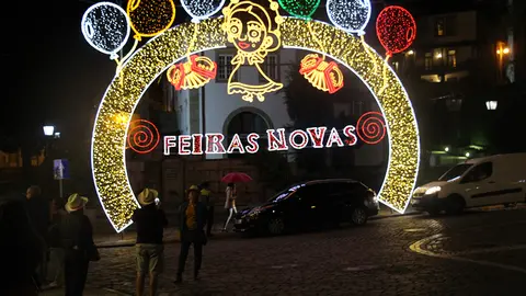 Frente a la casa del Concello.