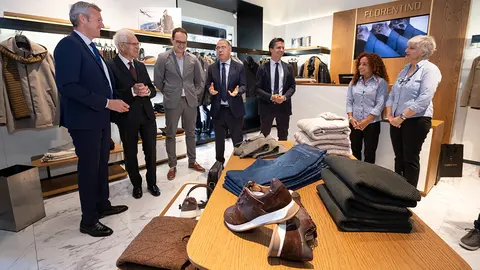 O titular da Xunta, Alfonso Rueda, acompañado polo conselleiro de Cultura, Educación, Formación Profesional e Universidades, Román Rodríguez, participa en la presentación de la nueva colección de la marca Florentino.