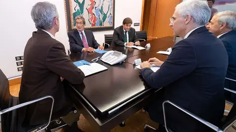 El presidente de la Xunta se reunió con representantes de la compañía para analizar el proyecto de una nueva planta en Monforte de Lemos (Lugo).