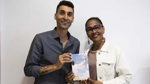 Rubén de Lis, junto a su esposa, muestra un ejemplar de su primer libro.