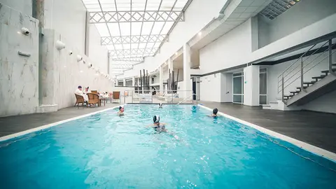 Los expertos médicos destacan los beneficios de la balneoterapia para abordar la insuficiencia venosa crónica.