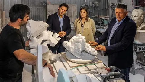 O secretario xeral da Emigración, Antonio Rodríguez Miranda, o alcalde de Sanxenxo, Telmo Martín, e a concelleira de Facenda, Paula Martínez, visitaron hoxe o obradoiro do artista.