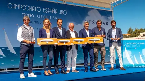 Las autoridades asistentes al acto posan con los trofeos del campeonato. © CLARA GIRALDO.