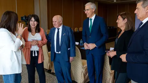 O vicepresidente primeiro e conselleiro de Economía, Industria e Innovación, Francisco Conde, e a conselleira de Promoción do Emprego e Igualdade, María Jesús Lorenzana, participan na presentación do Informe Galego do Traballo Autónomo da Asociación Intersectorial e Interterritorial de Autónomos e Pequenas Empresas de Galicia (APE Galicia).