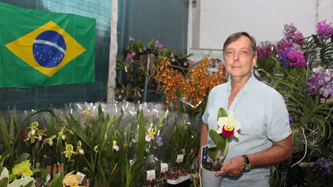El brasileiro Bruno Serra con una Cattleya.