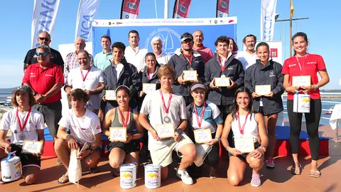 Los premiados en el Trofeo Concello de Vigo de ILCA Semana Abanca. PEDRO SEOANE.