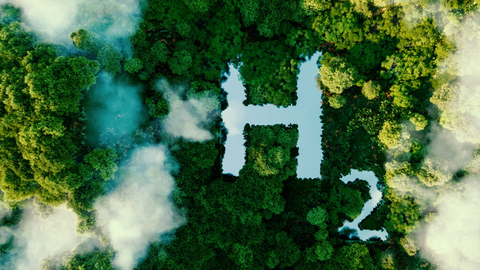 O proxecto, denominado ‘Green Umia’, configúrase como unha solución pioneira que permitirá integrar nunha mesma localización a produción e uso industrial de hidróxeno verde, que xunto ao dióxido de carbono dos gases da caldeira de biomasa, permitirán a produción de metanol renovable.