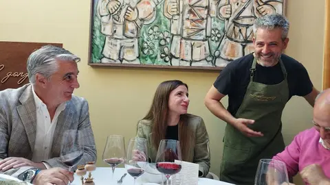 La presidenta de la DO Monterrei, Lara Da Silva, y el senador Miguel Viso, con el chef Miguel González.