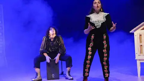 Em Massa Mãe encontramos uma gaiata a esmiuçar parte da sua identidade – a que está bordada com corações minhotos.