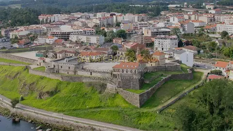 Vista aérea de Salvaterra e o seu recinto amurallado.