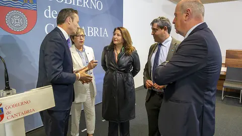 La conselleira del Mar mantuvo un encuentro con los responsables en materia pesquera de Cantabria, País Vasco, Asturias y Andalucía para evaluar la prohibición fijada por Bruselas.