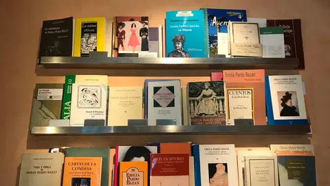 La Xunta viene de abrir la convocatoria para el desarrollo de Clubes de Lectura en los centros escolares gallegos, bien para su implantación por primera vez o bien para la continuidad de este programa en las etapas de Primaria (que se abrió por primera vez el pasado curso) y de Secundaria, Bachillerato, Formación Profesional y enseñanzas de régimen especial.

 
Esta iniciativa, impulsada por la Consellería de Cultura, Educación, FP y Universidades en el marco del Plan LEÍA (Lectura, Información y Aprendizaje) 2021-2025, cuenta un presupuesto de 400.000 euros destinados, principalmente, a sufragar la adquisición de libros para las actividades del club, que posteriormente pasarán a formar parte de los fondos de la biblioteca escolar, así como para otros gastos de funcionamiento.

 
El objetivo de estos Clubes -que el pasado curso llegaron a 346 centros públicos y contaron con más 12.000 participantes- es promover y consolidar los hábitos lectores y las competencias básicas del alumnado (comunicación lingüística, competencia social, cultural, artística...).

 
Este tipo de iniciativas contribuyen la que Galicia esté en los puestos de cabeza de los resultados en competencia lectora, tal y como corrobora el último informe PISA. Los alumnos gallegos obtuvieron un total de 494 puntos en lectura, 17 puntos por encima del promedio de España, siete por encima del de la OCDE y cinco por encima de la Unión Europea.

 
Compartir experiencias
Poner en marcha un club de lectura en un centro educativo consiste, básicamente, en promover la participación de un grupo de alumnado para compartir sus experiencias lectoras, con la mediación de un adulto que conduzca todo el proceso.

 
Normalmente estos clubes de lectura -cuyo espacio natural son las bibliotecas escolares- se ven enriquecidos por el empleo de las tecnologías de la información y la comunicación (que contribuyen a la lectura en diversos soportes, permiten introducir las narrativas transmedia y facilitan la difusión de actividades), así como por la participación de adultos de la comunidad educativa que propician el intercambio de experiencias intergeneracionales.

 
Además de la dinamización a favor de la lectura y ámbitos de aprendizaje de competencias clave para la vida, los Clubes de Lectura también están concebidos como espacios de convivencia y de educación ciudadana.

 
El plazo de presentación de solicitudes estará abierto durante un mes. Podrán solicitar participar en este programa los centros de Primaria, ESO, Bachillerato, FP y enseñanzas de régimen especial que incluyan un club de lectura en la programación de actividades de la biblioteca escolar o cuenten con profesorado que pretenda ponerlo en marcha con alumnado y otros miembros de la comunidad escolar en tiempos de ocio o horario extraescolar.

 
Las solicitudes, que se presentarán a través de la  que se presentarán a través de la aplicación *https://www.edu.xunta.gal/programasbibliotecas/, deberán ir acompañadas de documentación en la que se determinen las finalidades del club de lectura, las actividades programadas, la composición y número de participantes aproximado y las formas de organización y funcionamiento previstos, entre otros datos.