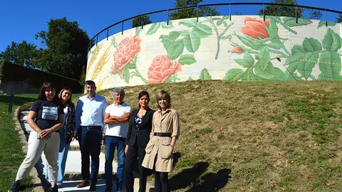 A directora de Turismo de Galicia, Nava Castro, a alcaldesa de Mos, Nidia Arévalo, o tenente alcalde mosense, Camilo Augusto, a concelleira de Cultura e Turismo de Mos, Sara Cebreiro, e os representantes da Comunidade de Montes de Mos, Manuel Castro e a secretaria, Vanesa Ferreira, visitaron esta semana o mural.