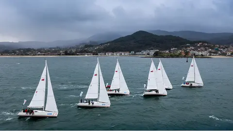 Flota de monotipos Figaro en Baiona.© SailingShots by MARÍA MUÍÑA-
