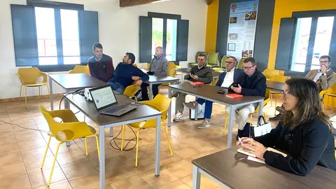 Cómpre lembrar que coas aldeas intelixentes búscase crear un territorio rural intelixente e contribuír aos retos de seguridade alimentaria e de asentamento da poboación no rural. Así, a través deste proxecto trátase de obter solucións innovadoras por medio da tecnoloxía, para desenvolver e implementar na rede de aldeas servizos dixitais rurais pensados para a bioeconomía deses espazos, así como solucións sustentables para a produción agraria e para a construción e urbanización, baseadas na natureza e na transición enerxética.