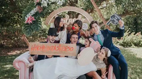 Cada vez son más las parejas que crean un hashtag para su boda para difundir este contenido por toda la red y unir todas las fotos de este gran día. (Fotografía de Risbox Fotomatones vía Bodas.net)