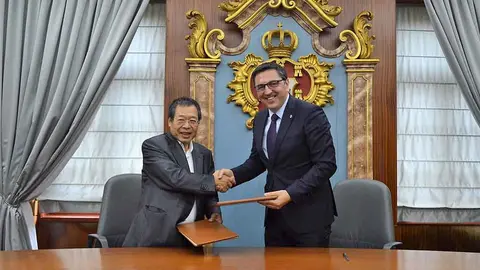 O presidente da Câmara Municipal de Esposende, Benjamim Pereira e Já Ye Ping Chow, presidente da Direção da Câmara de Comércio de Pequenas e Médias Empresas Portugal-China.