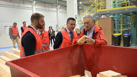 El conselleiro del Medio Rural visitó este mediodía la empresa Xilonor, situada en el ayuntamiento coruñés de Coirós y dedicada a la producción de madera contralaminada.