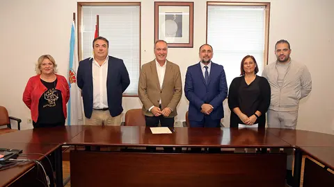 Durante el acto de firma, en el que también estuvo presente el gerente del área sanitaria de Pontevedra y O Salnés, José Flores Arias, el conselleiro de Sanidad agradeció al alcalde Agustín Reguera las facilidades y agilidad en los trámites.