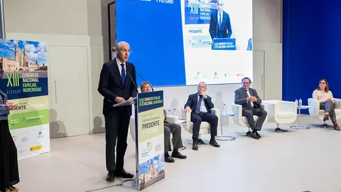 El vicepresidente primero y conselleiro de Economía, Industria e Innovación, Francisco Conde, asistió hoy en Santiago de Compostela al XIII Congreso Nacional de la Federación Española de Familias Numerosas.