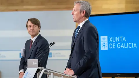 O presidente da Xunta, Alfonso Rueda, junto al conselleiro de Facenda, Miguel Corgos, durante la rueda de prensa posterior 
 a la reunión extraordinaria del Consello da Xunta. San Caetano, Santiago de Compostela.