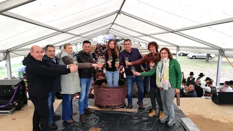 La presidenta de la DO Monterrei, Lara Da Silva y el conselleiro de Medio Rural, José González, junto con otras personas vinculadas a esta DO.