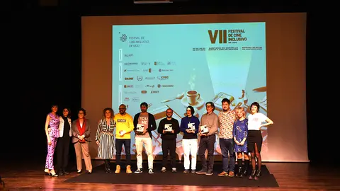 Galardoados. Na foto de esquerda a dereita:  Cristina Maró, presentadora; Teresa Barberena, co-directora do Festival; Kraken Film (nai de Fernando Tato); Elena Ocampo e Javier Álvarez directores de 'Alborada'; Paniagua, webserie; Al Díaz (productor de A diente de perro), BFlecha (compositora Tatuado); Javier Álvarez Solís (La palabra maldita) e os membros do
xurado: Dani Lorenzo, Bea Saiáns e Arantxa Treus.