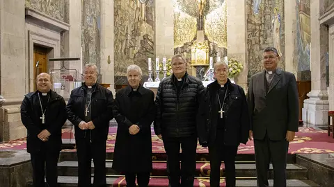 De izq. a drch.: Francisco José Prieto, obispo auxiliar de Santiago y miembro de la Comisión para las Comunicaciones de la CEE; Mons. Sebastià Taltavull, obispo de Mallorca y miembro de la Comisión para las Comunicaciones de la CEE; Mons. Luis Quinteiro, obispo de Tui-Vigo; Mons. José Manuel Lorca Planes, obispo de Cartagena y presidente de la Comisión Episcopal para las Comunicaciones Sociales; Mons. Salvador Giménez, obispo de Lleida y miembro de la Comisión para las Comunicaciones de la CEE; Mons. João Lavrador, bispo de Viana do Castelo y presidente de la Comisión Episcopal de Cultura, Bienes Culturales y Comunicaciones Sociales de la Conferencia Episcopal Portuguesa.