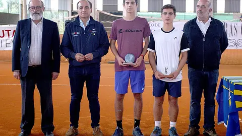 Morgado y Bernardo con las autoridades (medios)